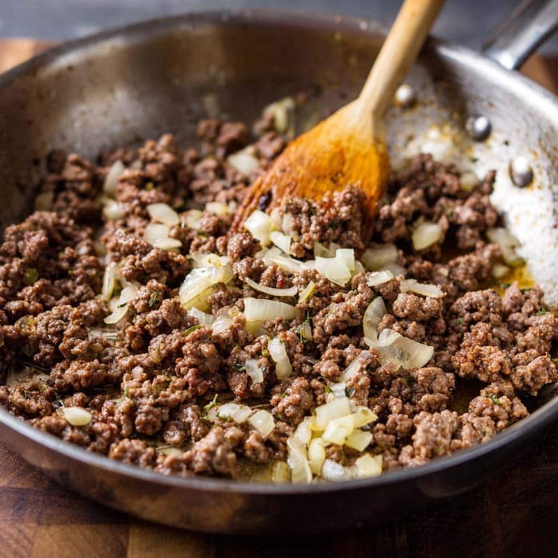 browning ground beef with garlic and onions for pasta